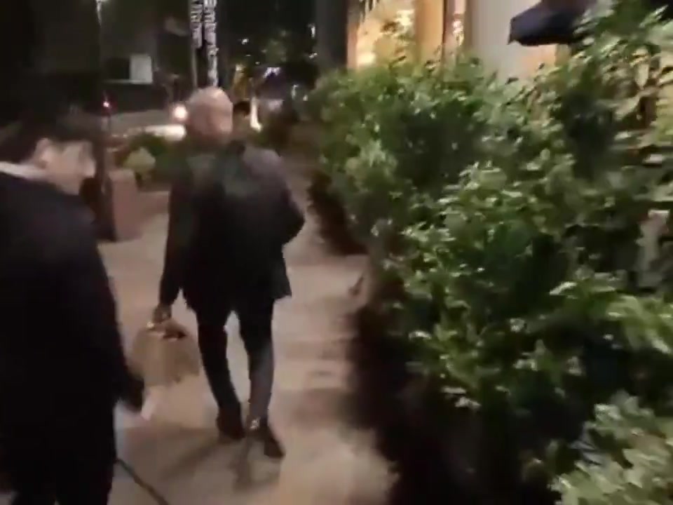 🤯网传视频球迷向瓜帅说"你输了" 瓜帅震怒&差点动手被同伴拉走